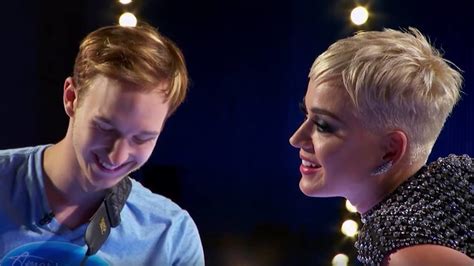 There were plenty of impressive auditions, a few questionable ones, and some tears from the. Katy Perry geeft American Idol-kandidaat ongevraagd eerste ...