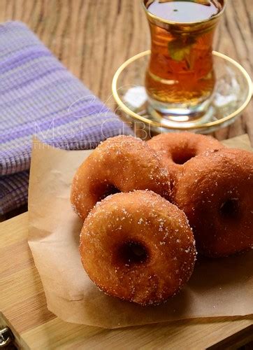 Saya guna jenama pelangi, insyaallah kuih tu bau wangi sangat, dan bila gigit lembut dan lepas ni tak payah pening nak fikir menu minum petang lagi. DONUT LEMBUT GEBU UNTUK MINUM PETANG.. - Dapur Tanpa Sempadan