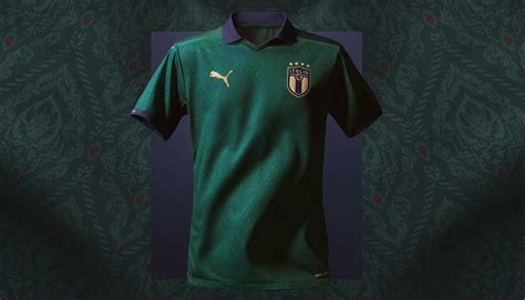 This t shirt is also designed with a printed team graphic to the front and is complete with signature team branding for an. Italië 3e voetbalshirt 2020-2021 - Voetbalshirts.com