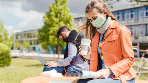 Bundesbildungsministerin anja karliczek spricht sich dafür aus, dass schüler masken tragen sollen. Coronavirus: Kommt die Maskenpflicht an Schulen? - KUKKSI ...