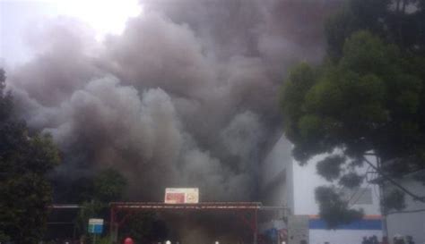 Jl raya sukabumi km.2 rt.01/01, bogor, jawa barat / telp. Kebakaran di Pabrik Kosmetik di Sukabumi, TNI dan Polisi Atur Lalu Lintas