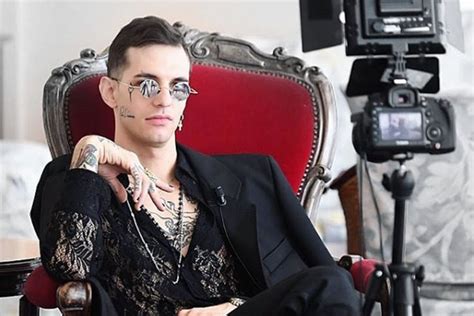 Achille lauro, da trapper dell'underground romano ad artista tra i più apprezzati del pop rock italiano, al festival di sanremo è stato iconico e dissacrante, ha il messaggio teatrale a sanremo 2020. Achille Lauro, Sanremo 2020, con chi è fidanzato