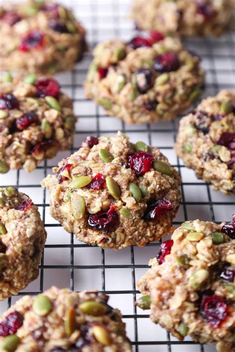 For these cookies i decided to use cinnamon, pistachios, dark chocolate, chia seeds and dried cranberries (you could also use goji berries if you can find them). Superfood Breakfast Cookies | Recipe (With images ...