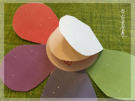 Mit dieser exklusiven anleitung können sie im handumdrehen ihr eigenes tierchen herstellen und sich einen ausbund an das sieht doch schon richtig nach tierchen aus! Zauberblume aus Papier basteln: Vorlage die in Wasser aufgeht | Blumen falten, Bastelideen ...
