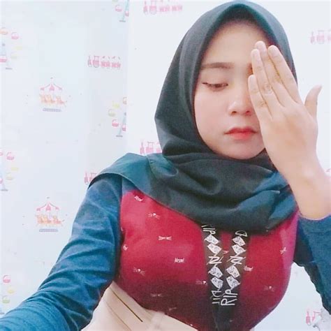 Ini foto tentang hitam dan putih, muka, wajah. Biar la tangan hitam, muka putih.. .. Itu pun boleh jadi ...