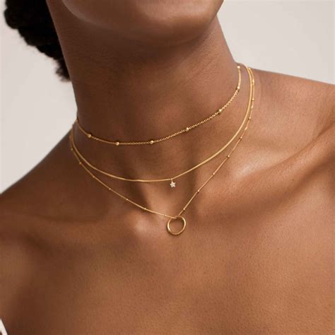 Basic Halo Pendant Necklace in Gold - Astrid & Miyu