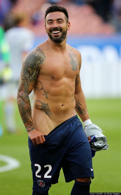 His parents are kosovar albanian and the family moved to switzerland in 1992. Gay Calcio : Lavezzi idolo dei gay