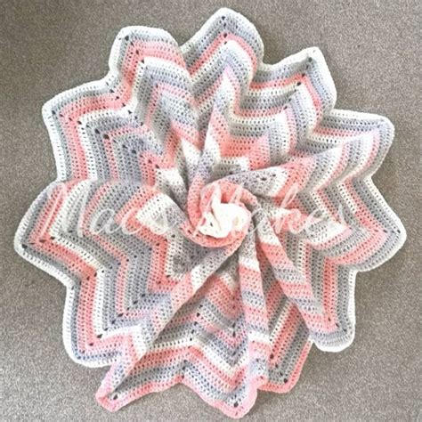 Star point to circular crochet blanket. Crochet 12 point star blanket | Star blanket, Baby girls ...