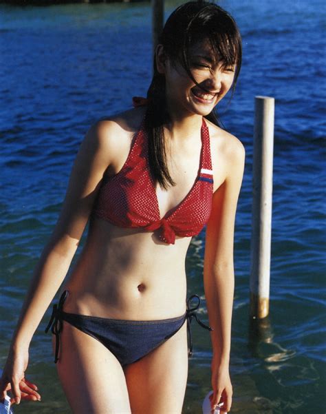 新垣結衣（日语：新垣 結衣／あらがき ゆい aragaki yui，1988年6月11日－），日本女演員、歌手及模特兒，出生於沖繩縣那霸市，身高169公分1，血型a型2，目前為日本lespros娛樂旗下的藝人。 新垣結衣 ( 女性 ) - CALのJUKE BOX - Yahoo!ブログ