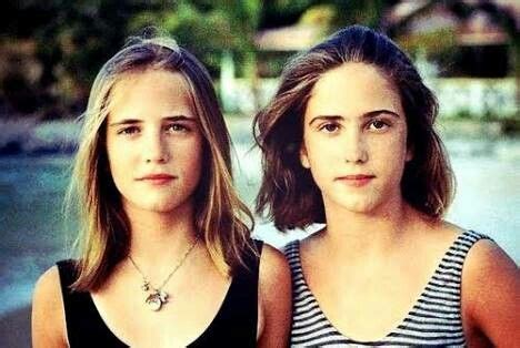 Der begriff familienzentrum bezieht sich in dieser definition auf kindertagesstätten, die knotenpunkte in einem netzwerk bilden, das kinder individuell fördert sowie familien umfassend berät und unterstützt. Young Eva Green with her twin sister | Eva green sister ...