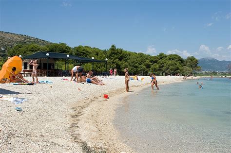 Die stadt ist umgeben von parkanlagen und einem alten kern, dessen küste von allen seiten vom meer umspült. Pantan Strand - Reiseführer von Porta Croatia