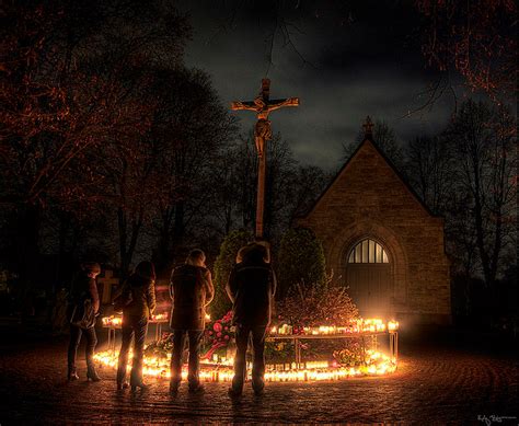 Sua duração e seu significado, pois existe uma interpretação favorável e outra desfavorável desse período. Halloween: Origens e significado - Educris