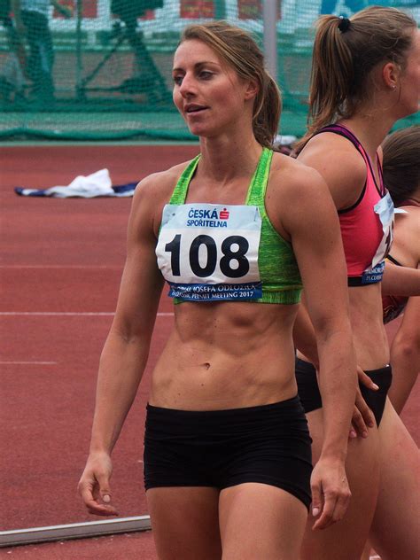 La deportista checa, eliska klucinova, sorprendió al mundo al cambiarse de ropa interior en la pista del estadio olímpico de. Eliska Klucinova