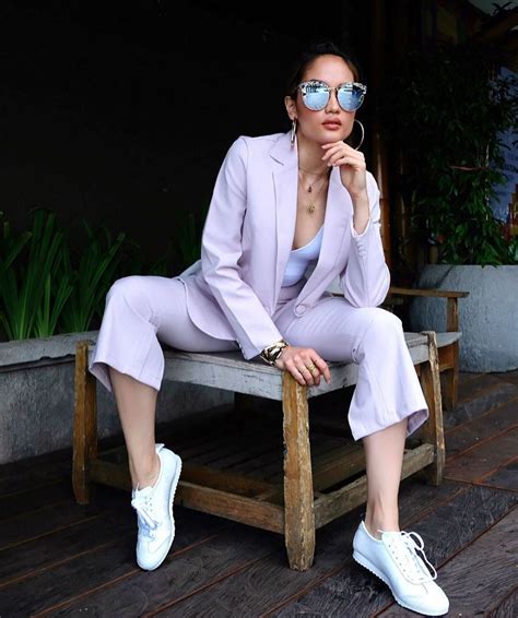 Yuk intip beberapa inspirasi tampilan ke kondangan pakai sneakers. 10 Ide OOTD Pakai Sepatu Sneakers ala Cinta Laura, Kece ...