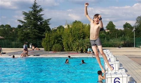 I never see any girls with glasses on this sub! Public pool rules in France require that your swimsuit ...