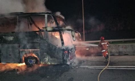 See more of info damkar & rescue kab. Bus Trayek Jakarta-Wonogiri Terbakar Melaju Di KM 15 Tol ...