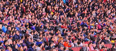 Door de hevige regen begon de wedstrijd tussen spanje en argentinië met een vertraging van een half uur. Mensen Ondersteunend F C De Voetballers Van Barcelona In ...