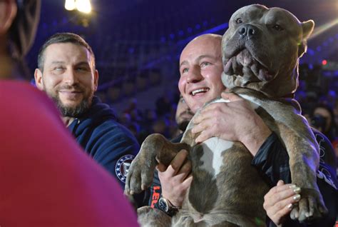 Pięściarz wagi ciężkiej hw | twuko. Zdjecie dnia: Artur Szpilka ogląda ważenie KSW ze swoim ...