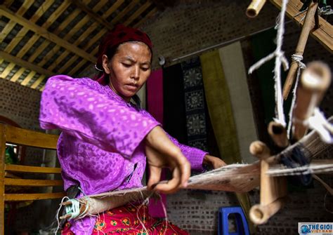 Lúc chị h đang tắm thì phong đã lên trần nhà tắm phục kích, dùng điện thoại quay lén. Lên Sà Phìn A xem người Mông đổi đời từ tấm lanh trắng ...