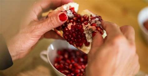 Kristeen cherney, praktisi nutrisi dari florida menjelaskan buah delima memiliki bentuk biji kecil, berwarna merah. Buah Delima Untuk Rambut : Manfaat Buah Delima Untuk ...