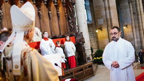 Zölibat ist im katholischen kirchenrecht die ehelosigkeit des geistlichen seit der synode von elvira (um 306). Rainer Daum arbeitet in zwei Welten: Diakon zwischen ...