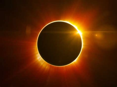 Solförmörkelse är ett astronomiskt fenomen, se förmörkelse. Total solförmörkelse den 13, 14 november, 2012 - Vår Nya Värld