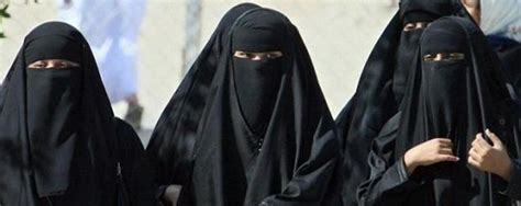 However, it may be worn with a separate eye veil. Shopping con il burqa per le musulmane - Cronaca, Varese