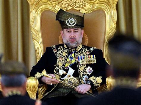 Agong position is on 5 year term rotating system chosen among 9 sultans. KRONOLOGI SULTAN MUHAMMAD V SELAKU AGONG KE-15 | PUBI Perak