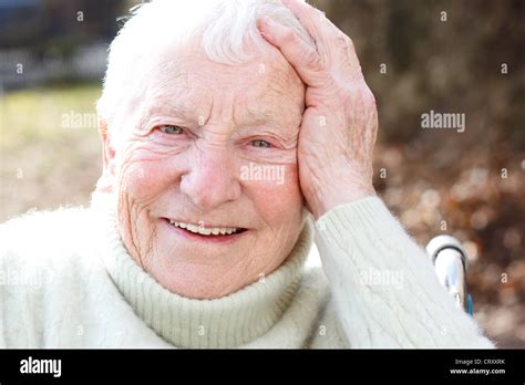 Glücklich Seniorin im Rollstuhl lächelnd Stockfoto, Bild: 49149623 - Alamy