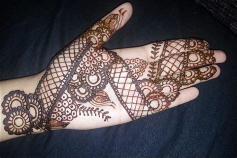 Telapak tangan henna tangan simple dan mudah. 100 Gambar Henna Tangan yang Cantik dan Simple Beserta ...