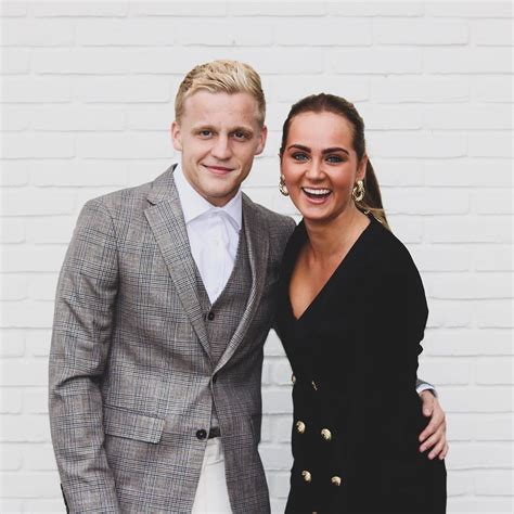 Is he married or dating a new girlfriend? Donny van de Beek Net worth and Salary Per Year; Who is ...