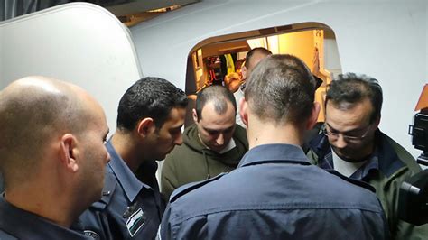 קצין מודיעין נעצר, הואשם ומת בכלא: הושלם הליך ההסגרה: רוצח דרק רוט בישראל