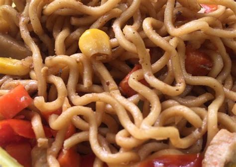 Mie goreng merupakan jenis makanan alternatif saat makanan utama habis, biasanya saat sore hari atau saat ada kumpul bersama paling asyik makan mie goreng memang sangat mudah di temukan apalagi saat sore hari dan malam hari, banyak penjual mie goreng di pinggir pinggir jalan maupun. Resep Mie Goreng Sederhana / Mie Goreng Jawa / Resep Mie ...