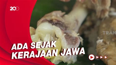 Ayam geprek adalah sajian olahan ayam yang biasanya digoreng crispy atau renyah. Melihat Proses Pembuatan Ayam Ingkung Jogja yang Melegenda