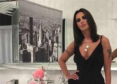 Actress tv presenter and personality model ceo and owner at @onelifeclinicamedicala contact media 0759.649.034 www.oanazavoranu.com ⤵⤵. Oana Zăvoranu, încă un atac pe Instagram