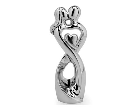 Cresce circondato da sole donne, la madre e le sue tre sorelle, e sarà proprio durante l'infanzia che imparerà ad interpretare e conoscere l'universo femminile. Coppia sposi stilizzata in resina e argento con cuore ...