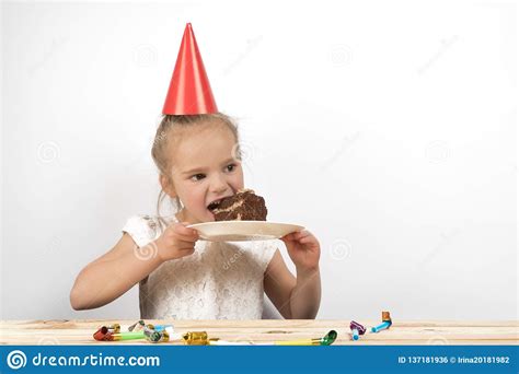 Nötig ist das nicht, wenn die zutaten sorgfältig verquirlt werden. 1,721 Kind Das Kuchen Isst Fotos - Kostenlose und Royalty ...