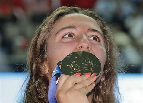 She specializes in long distance freestyle events, and at the 2019 world championships in gwangju, won the gold medal in the 1500 m freestyle, and the silver medal in the 800 m freestyle. Quadarella oro nei 1.500, le lacrime di gioia: 'E' assurdo ...