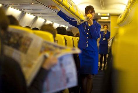 Le nuove hostess potranno anche essere basse. "Il mio assurdo colloquio di lavoro con Ryanair" - Tiscali ...