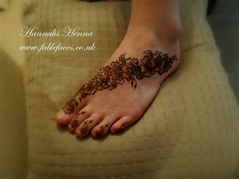 While you often see henna stands at markets or at festivals (with very experienced people doing the tattooing), you don't often see it being sold in places like your local makeup shop! floral strip on foot | Print tattoos, Henna designs ...