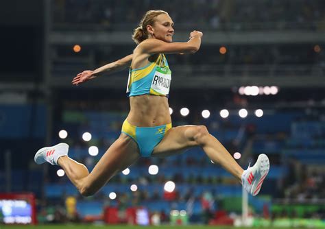 The high jumpers in particular have been encouraging the crowd support. Actividades fisicas individuales: Acción de piernas y ...