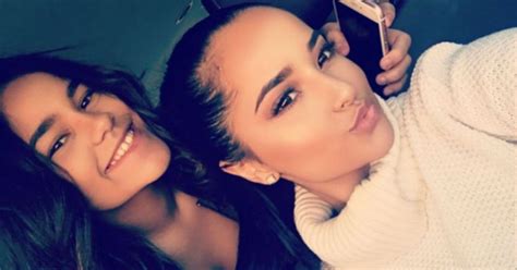 Stephanie gomez, es la hermana de la famosa cantante de música urbana becky g, y en las últimas horas ha ganado muchísima popularidad en las redes sociales, ya que becky publicó fotografías, de ella, con motivo del día de las hermanas , que dieron que hablar. La hermana de Becky G también canta y en un estilo muy ...