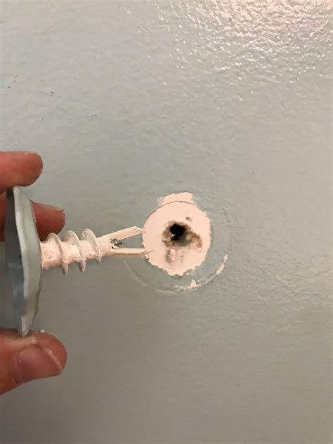 How to go about repairing drywall hole : DIY