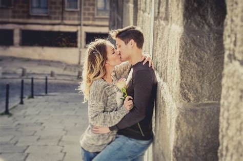 De terrasse, elle vétue de son pyjama short bleu comme ses yeux, dont le haut moulait sa poitrine généreuse et le bas relevé, car elle avait posé ses pieds nues sur un chaise située en face d'elle Il Baise Sur Une Chaise : Viols : Marine Le Pen donne une ...