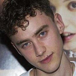 Oliver alexander thornton, es actor, cantante y compositor británico. Olly Alexander's Girlfriend + Relationships, Exes & Rumors (2021)