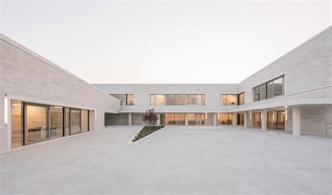 Ouvert à gouaix et romilly du lundi au dimanche aux horaires indiqués sur le site (www.serresdegouaix.fr) merci,ouvert. Travertine clads walls of school in Cannes by Atelier Stéphane Fernandez | DCPI is an Award ...