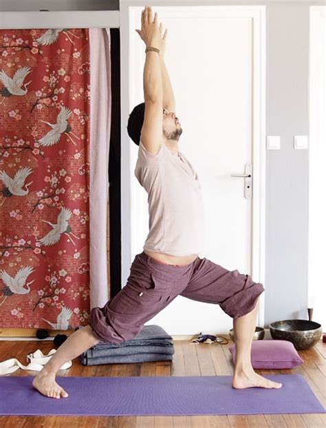 Nous respirons de façon mécanique et inconsciente, en absorbant l'oxygène qui nous est vital et en rejetant le co2. cours video de yoga n°2 respiration profonde • Arbre Yoga