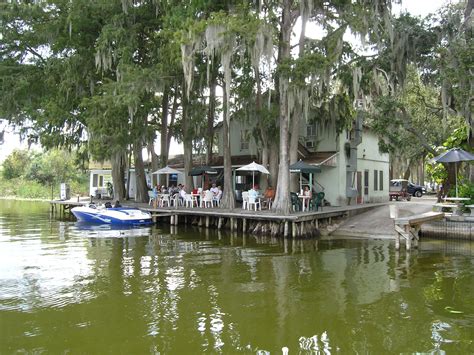 Frisches gemüse im winter ernten: Palm Gardens restaurant on boating canal connecting Lake ...