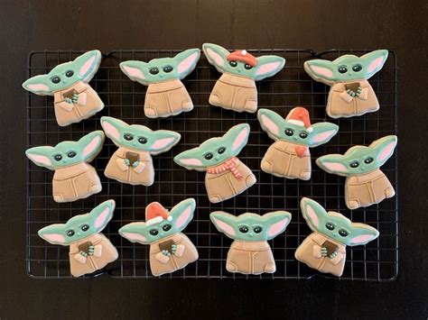 If you like cookies and baby yoda, then you'll love this ingenious christmas cookie hack. baby yoda cookie hack | Star wars cookies, Cookie hacks ...