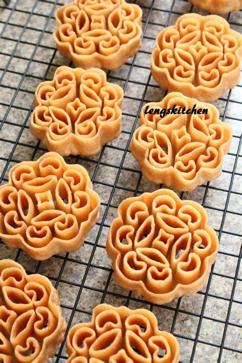 Kuih ros atau kuih goyang ini mempunya tekstur yang rangup dan rasa sedikit manis. Food & Drink & Recipes: Kueh/Kuih Goyang/Loyang, Kuih ...